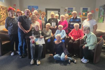 Zdjęcie grupowe Seniorów z autorką książki.