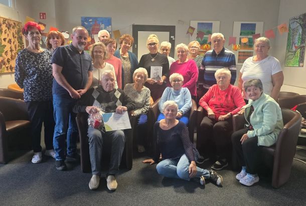 Zdjęcie grupowe Seniorów z autorką książki.